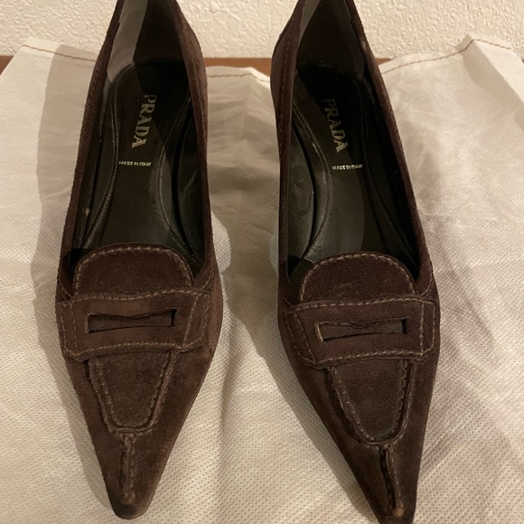 Vintage PRADA Kitten Healed Brown Suede Pointed-Toe Pumps with Tonal Stitching - Picture 4 of 11
